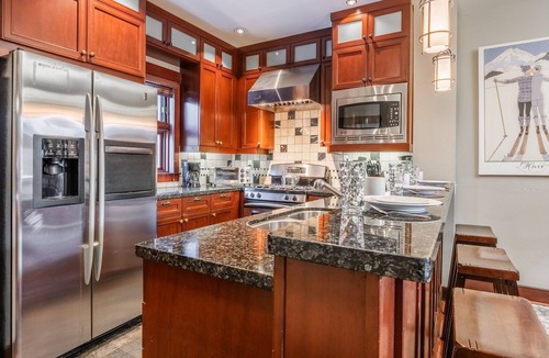 Mammoth Lakes House | Book for Fall! Contemporary Ski Townhome! Private Hot Tub! Close to Eagle Lodge!