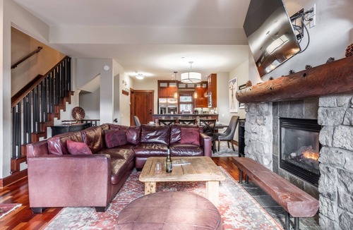 Mammoth Lakes House | Book for Fall! Contemporary Ski Townhome! Private Hot Tub! Close to Eagle Lodge!