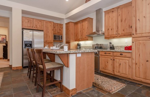 Mammoth Lakes House | Book for Fall! Spacious Townhome on Snowcreek Golf Course! Mountain Views!