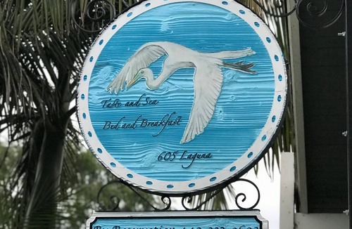 Carlsbad Village Cottage | Book HideAway Retreat with Confidence!nPet friendly