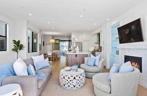 Townsite House | Brand New Beach House Steps to Beach, Restaurants