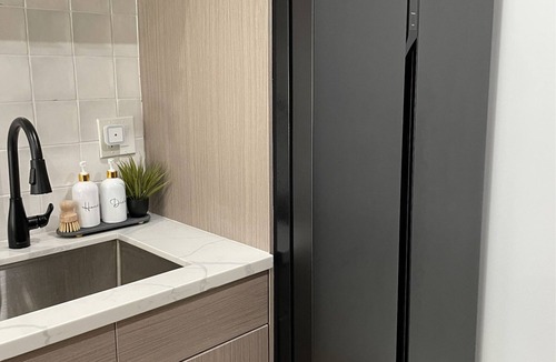 Hollywood Condo | BRAND NEW Hollywood condo, near Runyon Canyon. Free parking