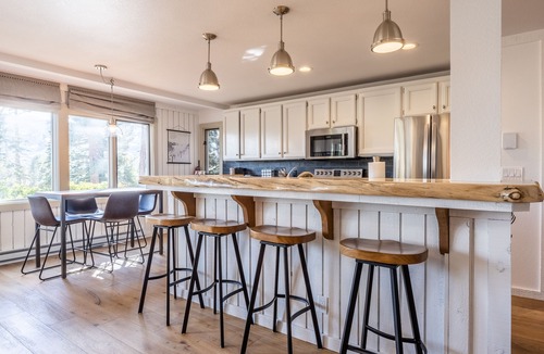 Mammoth Lakes Apartment | Brand New Listing! 5 minute walk to Canyon Lodge! Newly Updated Two-Bed, Two-Bath, Mountainback #14