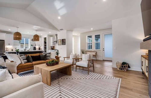 Windsor House | BRAND NEW POOL Luxury 4 bd, 7 min to Healdsburg!