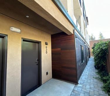 Redwood City Apartment | Brand new townhome sleeps 10