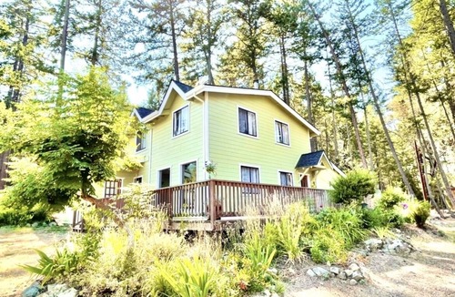 Jacksonville House | Breathtaking Applegate River Home Retreat ~ On-site Gym, Game Room, and Sauna
