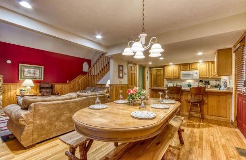 Pigeon Forge Ski Chalet | Brentwood, Resort Pool, FREE Attraction tickets, Near Parkway, Hot Tub, Arcade Game, WIFI!