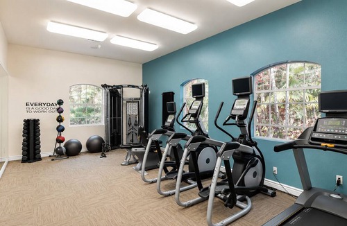 Del Rey Apartment | Bright 2-bedroom apartment with a large pool by the beach in Marina Del Rey