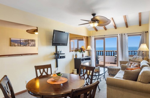 Avalon Condo | Bright & Airy Villa, Panoramic Views from all Rooms, 6-Seat Golf Cart, WIFI