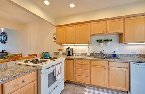 West Hartford Condo | Bright Condo w/Community Perks: Near Ski Quechee!