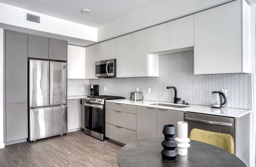Emeryville Apartment | Bright Emeryville 1BR w/Pool, Gym & W/D, walk to Safeway, by Blueground