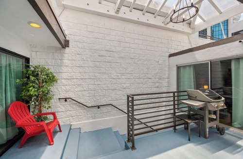 Cortez Hill Apartment | Bright Remodeled 2 queen beds Studio Close Little Italy