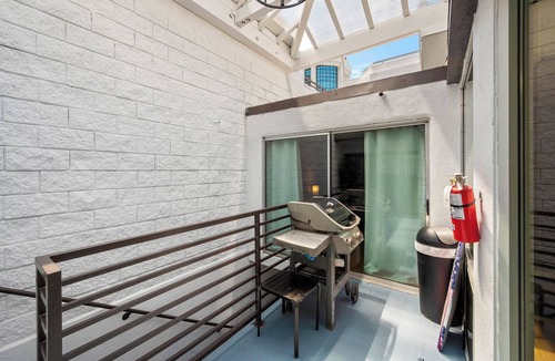 Cortez Hill Apartment | Bright Remodeled 2 queen beds Studio Close Little Italy