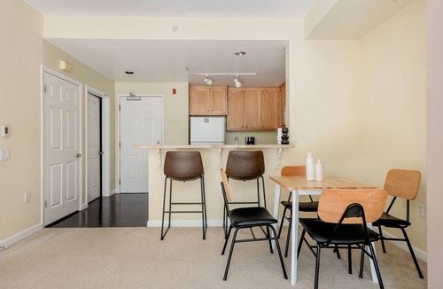 San Bruno Apartment | Bright San Bruno 2BR w/Pool, Spa & Gym, nr Groceries, by Blueground