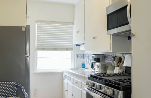 North of Wilshire Apartment | Bright Studio retreat - Walk to shops/dining - C