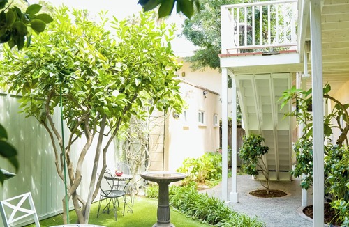 North of Wilshire Apartment | Bright Studio retreat - Walk to shops/dining - C