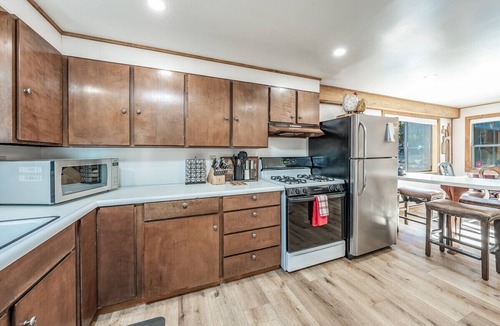 West Village Cabin | Buckeye Bear's Den-AC*-Walking Distance to town