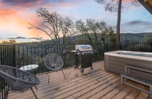 Yosemite Forks House | Buckeye Bungalow w hot tub/firepit/views Pet Friendly