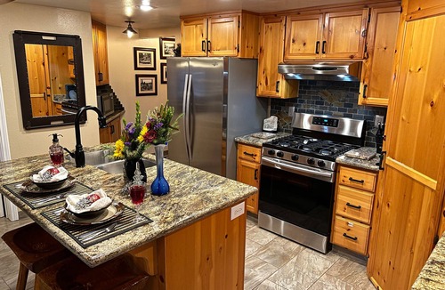 Lake Arrowhead Cottage | Burnt Mill Canyon Cottage, "Just for 2", Gorgeous - Romantic - Immaculate - A/C