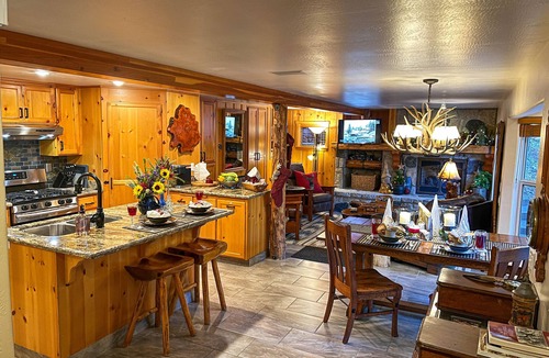 Lake Arrowhead Cottage | Burnt Mill Canyon Cottage, "Just for 2", Gorgeous - Romantic - Immaculate - A/C