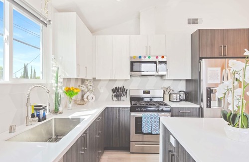 North Hollywood House | C. Vibrant 3BR Home 15m to Universal: Sleeps 12 + Patio: FIFA World Cup SoFi