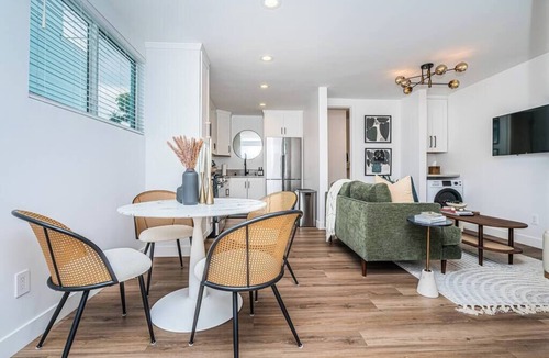 Coronado House | Camellia Suite I Walkable Near Shops + Dining