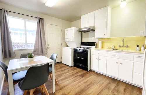 Campbell House | Campbell Cozy & Bright 2B/1b/AC/close to Downtown