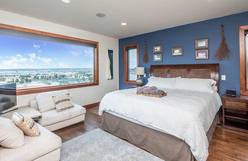 Mission Hills House | Captivating Views With All The Creature Comforts in Old Town