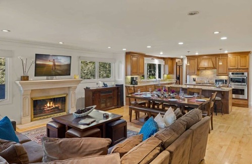 Northwest Carmel House | Carmel Seahorse 3 blocks to Carmel Beach New Hardwood Floors, Paint, Linens