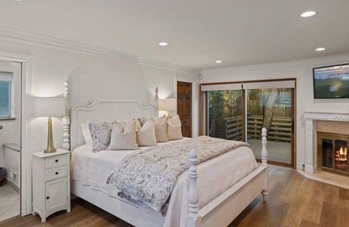 Northwest Carmel House | Carmel Seahorse 3 blocks to Carmel Beach New Hardwood Floors, Paint, Linens