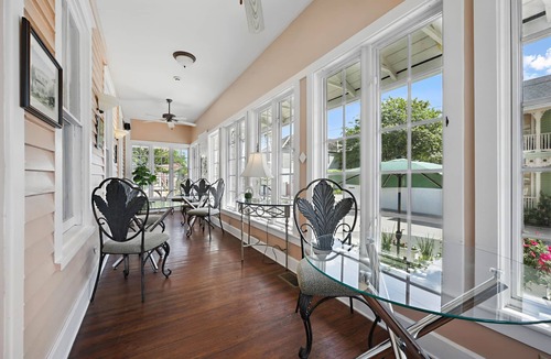 Downtown Historic District Bed & Breakfast | Carriage Way Centennial