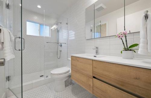 North Whisman House | Casa DiNora Chic and Comfy Home in the Heart of Silicon Valley