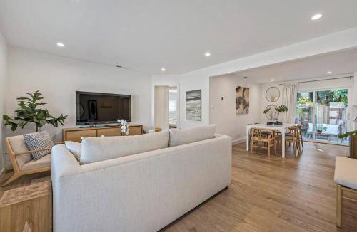 North Whisman House | Casa DiNora Chic and Comfy Home in the Heart of Silicon Valley