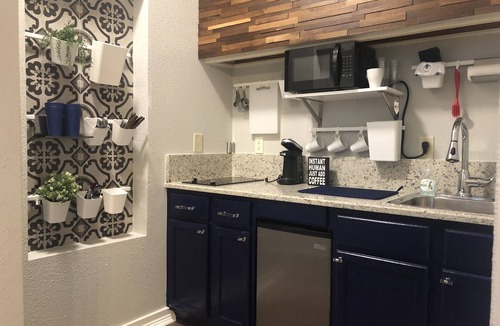 Vance Jackson Apartment | Casa Indigo - Cozy & Chic in GREAT LOCATION!