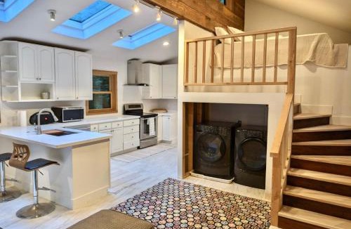La Selva Beach House | Casalarada - House by the Creek