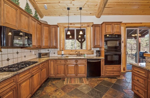 Castle Glen Estates Cabin | Castle Glen Lodge by Destination Big Bear : Luxury in Castle Glen! Outdoor Hot Tub! Game Room with Pool Table! Lake Views!