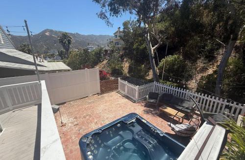 Avalon House | Catalina 3 bedrooms with Hot Tub & Golf Cart