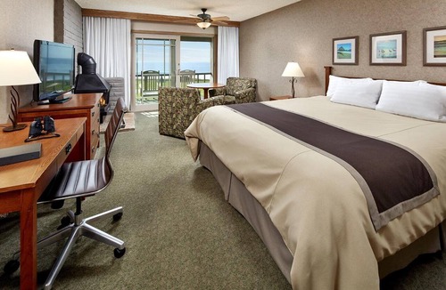 San Simeon Hotel | Cavalier Oceanfront Resort | Deluxe King Fireplace | San Simeon