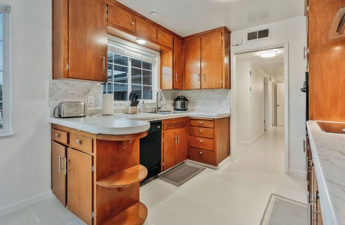 Raisin House | Central Location+Cozy+Spacious 4 Bedroom, 2 Bathroom, 2 Kitchen, 2 LivingRoom