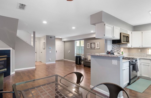 Sacramento House | Central Sacramento Home ♛Queen Beds - Clse Hwys* take a look!