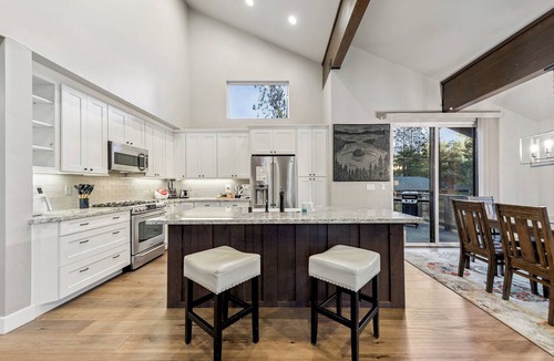 Tahoe Island House | Chalet Near The Tahoe Keys: BBQ, Fireplace