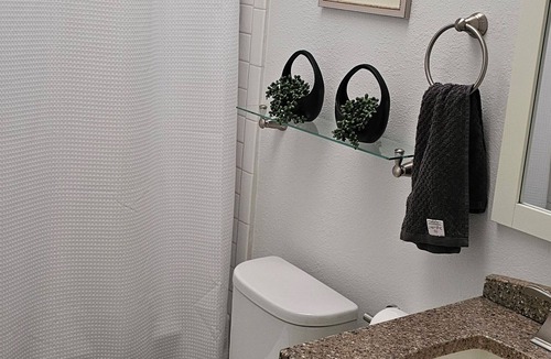 Boyes Hot Springs Cottage | Charming 2-bedroom cottage in gated community with AC, pool, enclosed patio WiFi