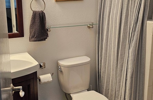 Boyes Hot Springs Cottage | Charming 2-bedroom cottage in gated community with AC, pool, enclosed patio WiFi