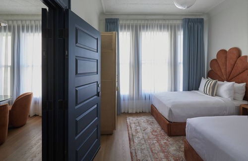 Civic Core Hotel | Charming 2-bedroom Suite in Granger Hotel with Hot Breakfast Buffet