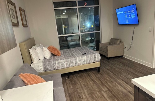 Hollywood House | Charming 2-bedroom house in delightful Los Angeles with AC, WiFi Selma 1