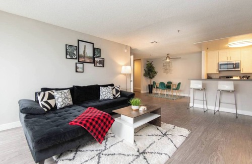 Hollywood Apartment | Charming 2-bedroom Apt with Rooftop Pool & Hollywood Sign View