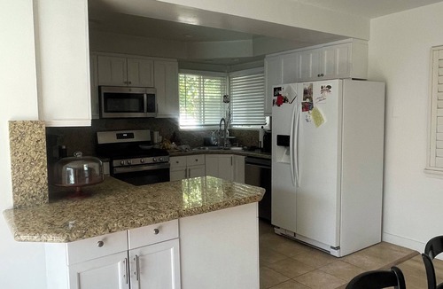 Van Nuys House | Charming 2-bedroom house, great for entertaining!