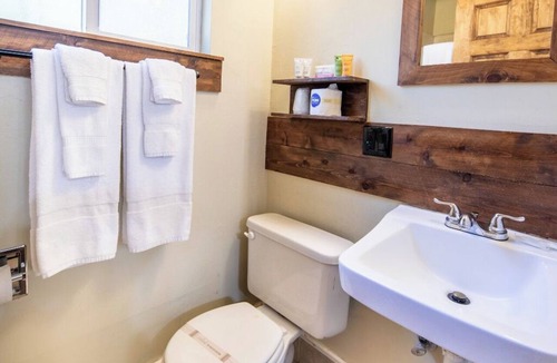 Tahoe Island Hotel | Charming 2 Queen bedroom lodge in South Lake Tahoe for a relaxing stay