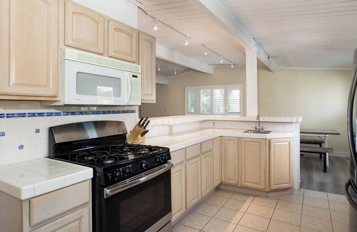 El Segundo House | Charming 3-bedroom house in pleasant El Segundo with AC, WiFi, in-unit W/D