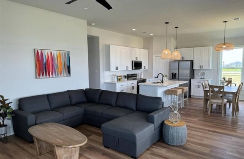 San Luis House | Charming 3-bedroom house in delightful Treasure Island with WiFi, AC
